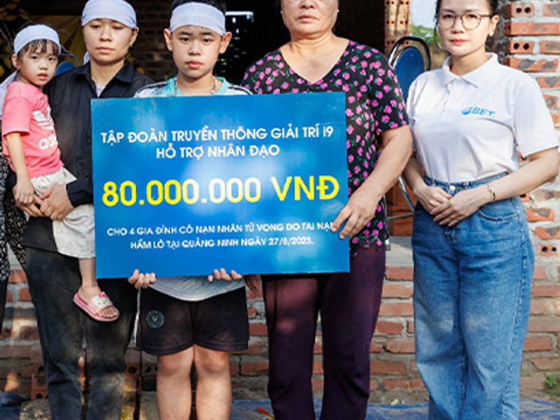 Hình ảnh trường gà trực tiếp với bảng tỷ lệ cược hiển thị rõ ràng trên nền tảng alo789.