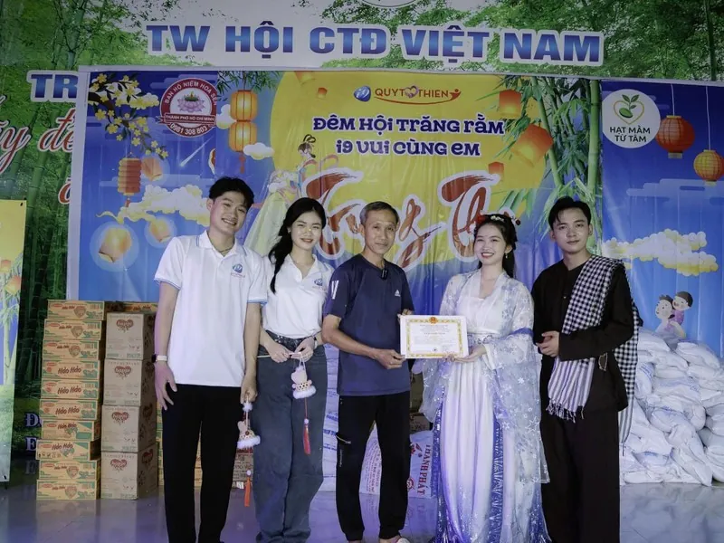 Hình ảnh một đấu trường đá gà trực tiếp sôi động với không khí lễ hội tại alo789