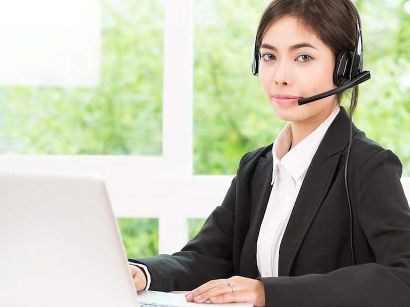 Đại diện dịch vụ khách hàng đang hỗ trợ người dùng qua chat trực tuyến, biểu tượng FAQ