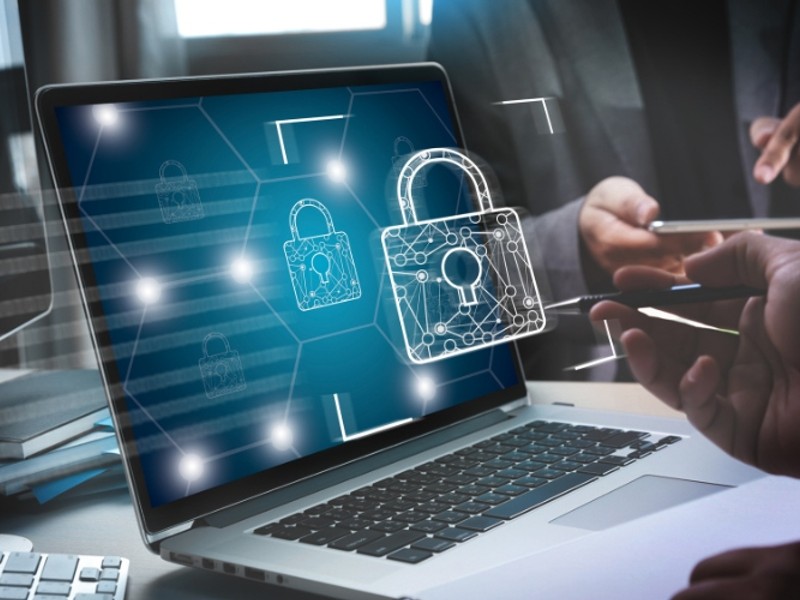 Hình ảnh minh họa cảnh báo lừa đảo qua email, với biểu tượng dấu hỏi và dấu chấm than, nhấn mạnh sự cần thiết phải cảnh giác khi truy cập Alo789.